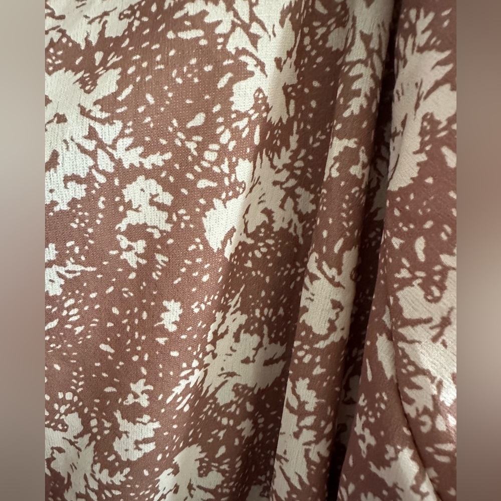 Neutral dress with puffy selves.